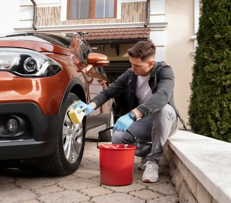 Lavage auto à domicile Neuville-lès-This : professionnel intervenant sur un véhicule